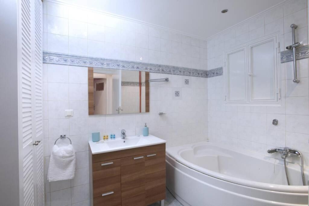 Palaio Faliro, A Bright And Spacious Apartment Athens Ngoại thất bức ảnh