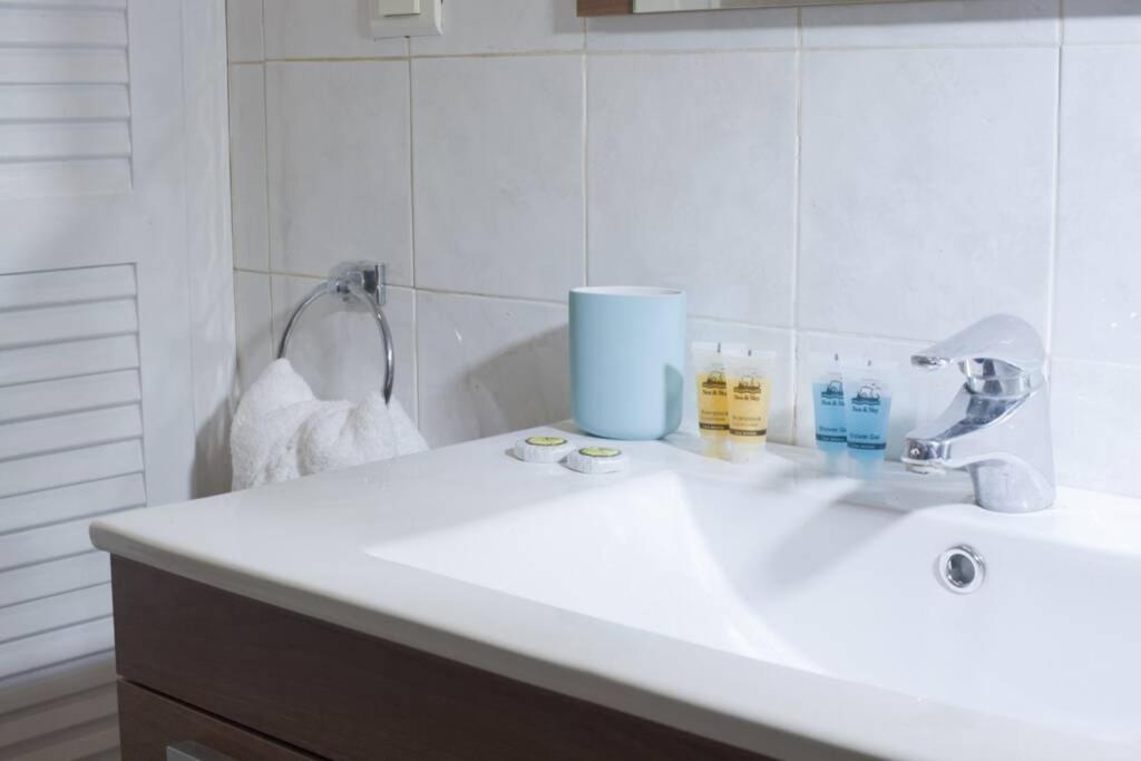Palaio Faliro, A Bright And Spacious Apartment Athens Ngoại thất bức ảnh